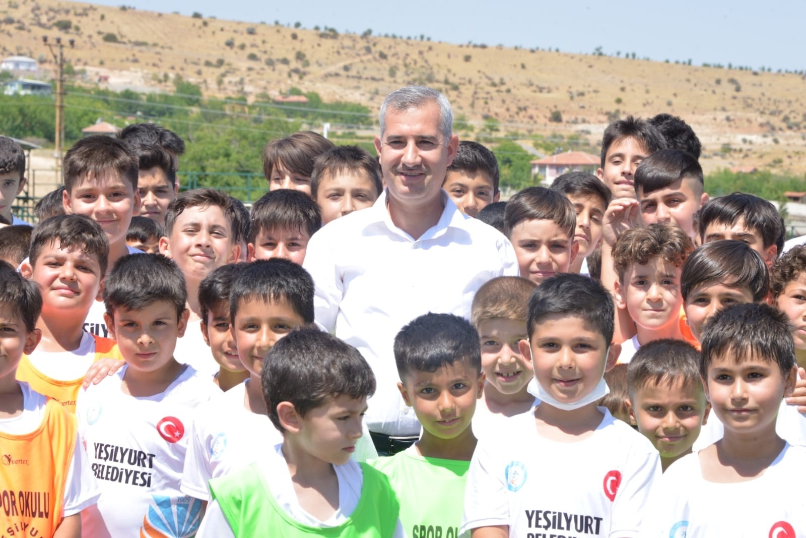 Belediye Başkanımız 2. Yaz Spor Okulu Futbol Kursunu Ziyaret Etti.