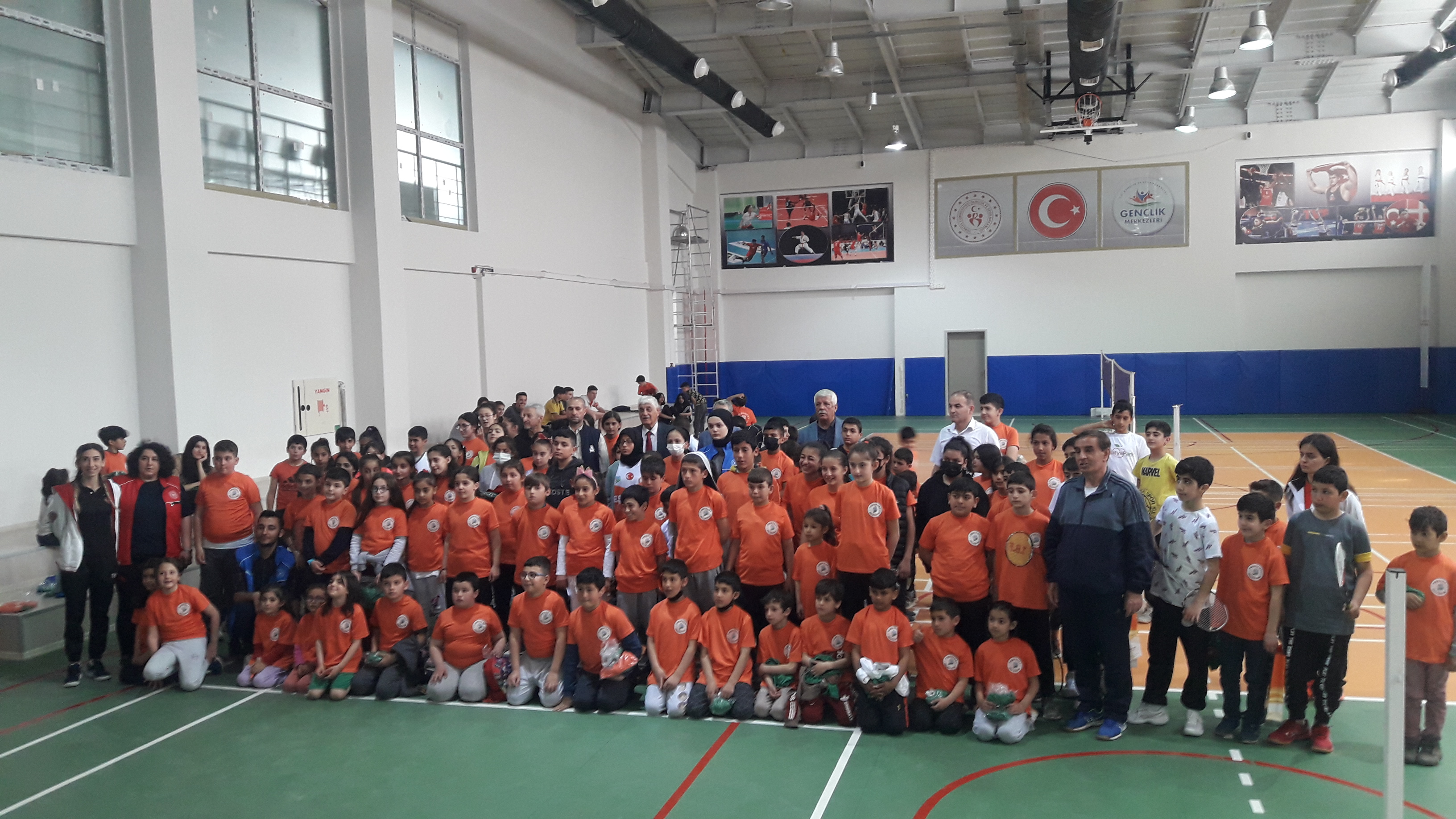 Melekbaba Gençlik Merkezinde Badminton Sporcularına Malzeme Dağıtımı Yaptık.